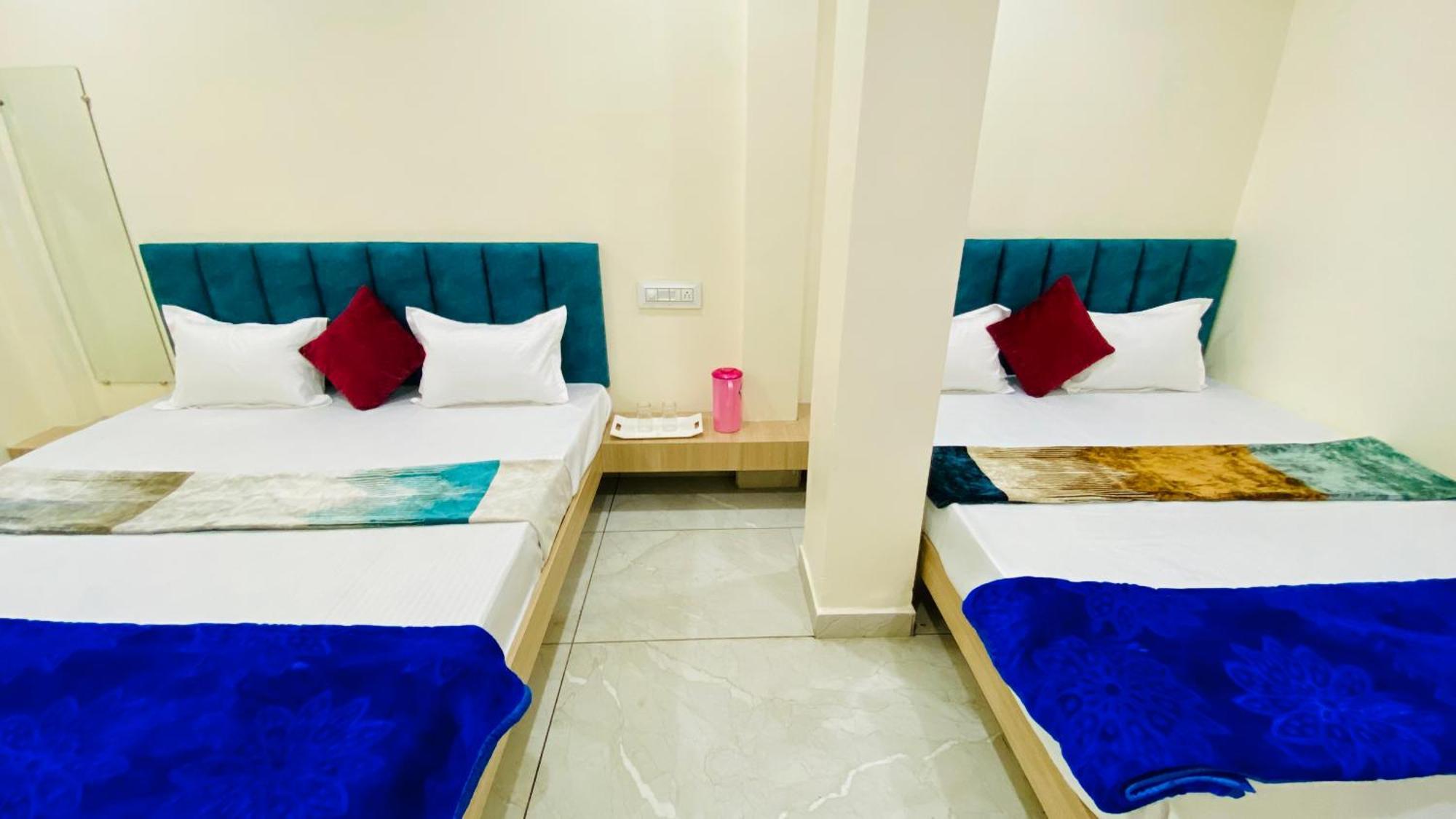 Hotel Raghavan In Front Of Railway Station Platform No 8 Ujjain Exterior foto