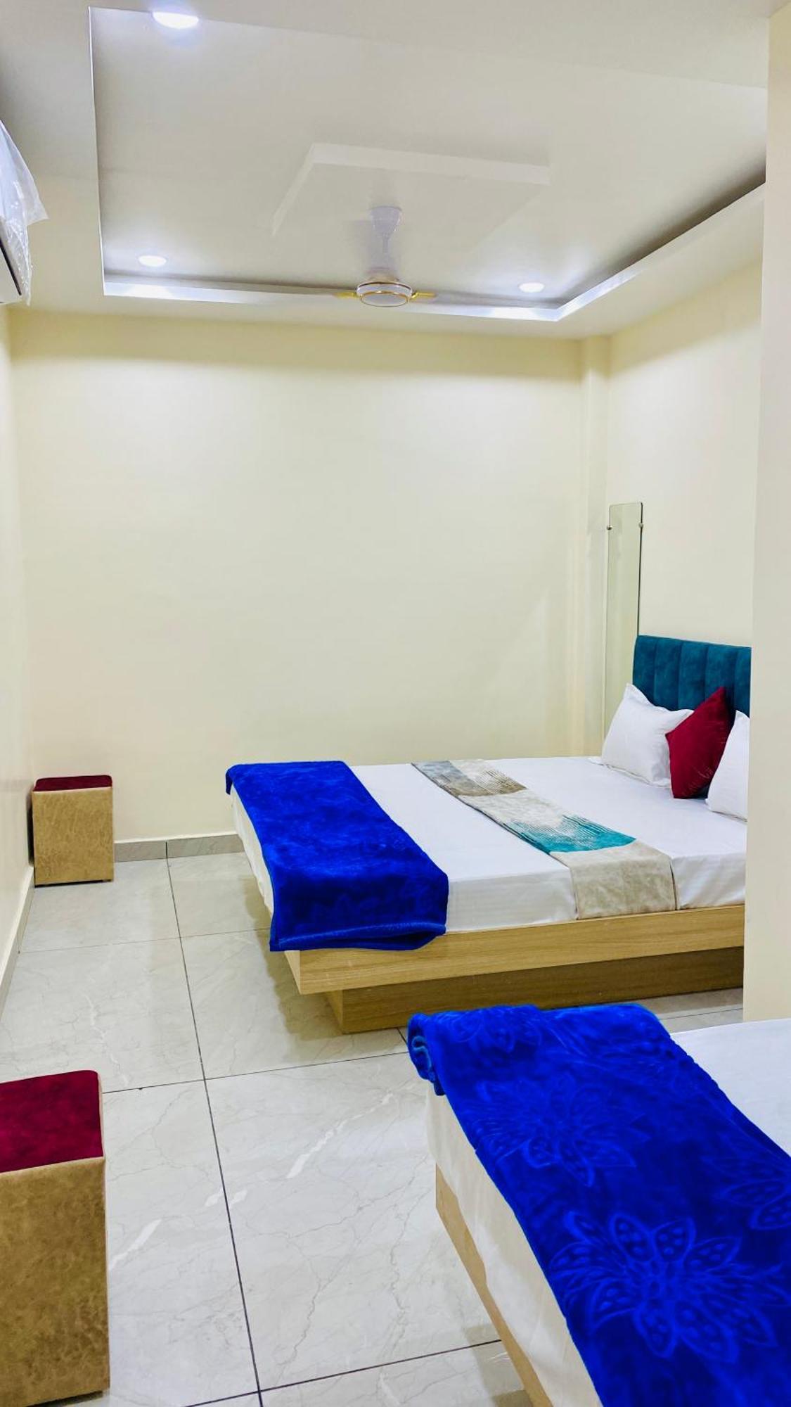 Hotel Raghavan In Front Of Railway Station Platform No 8 Ujjain Exterior foto