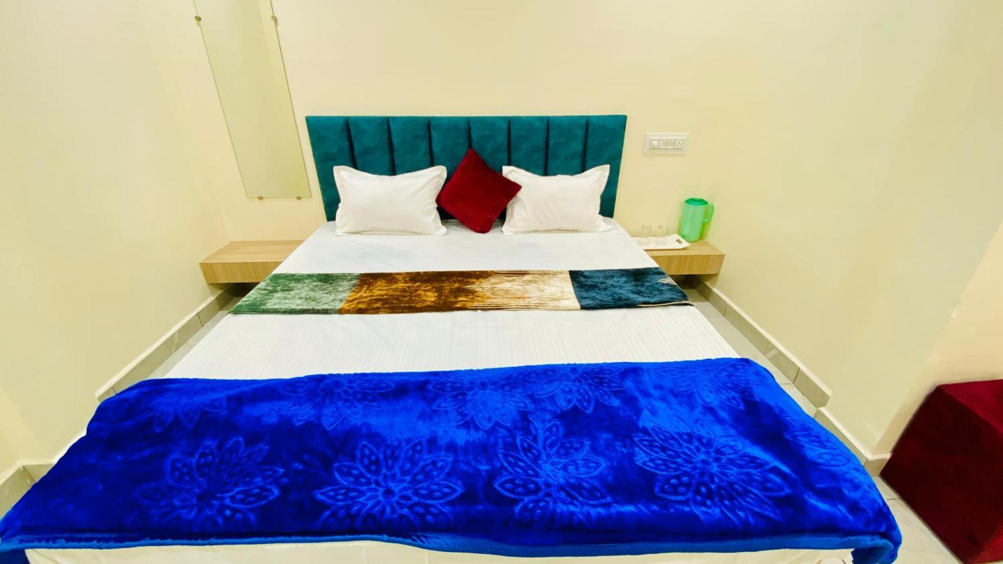 Hotel Raghavan In Front Of Railway Station Platform No 8 Ujjain Exterior foto