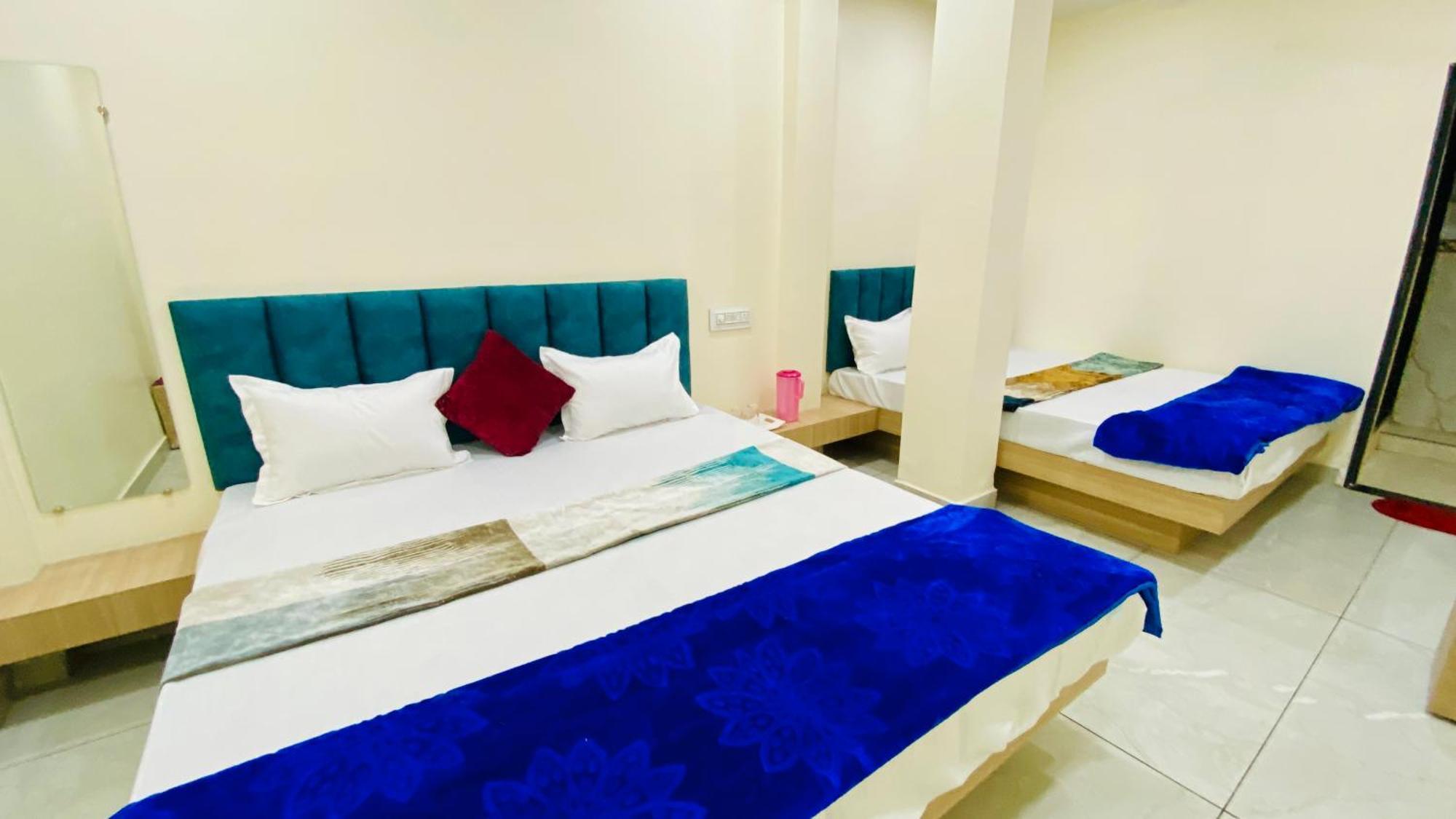 Hotel Raghavan In Front Of Railway Station Platform No 8 Ujjain Exterior foto