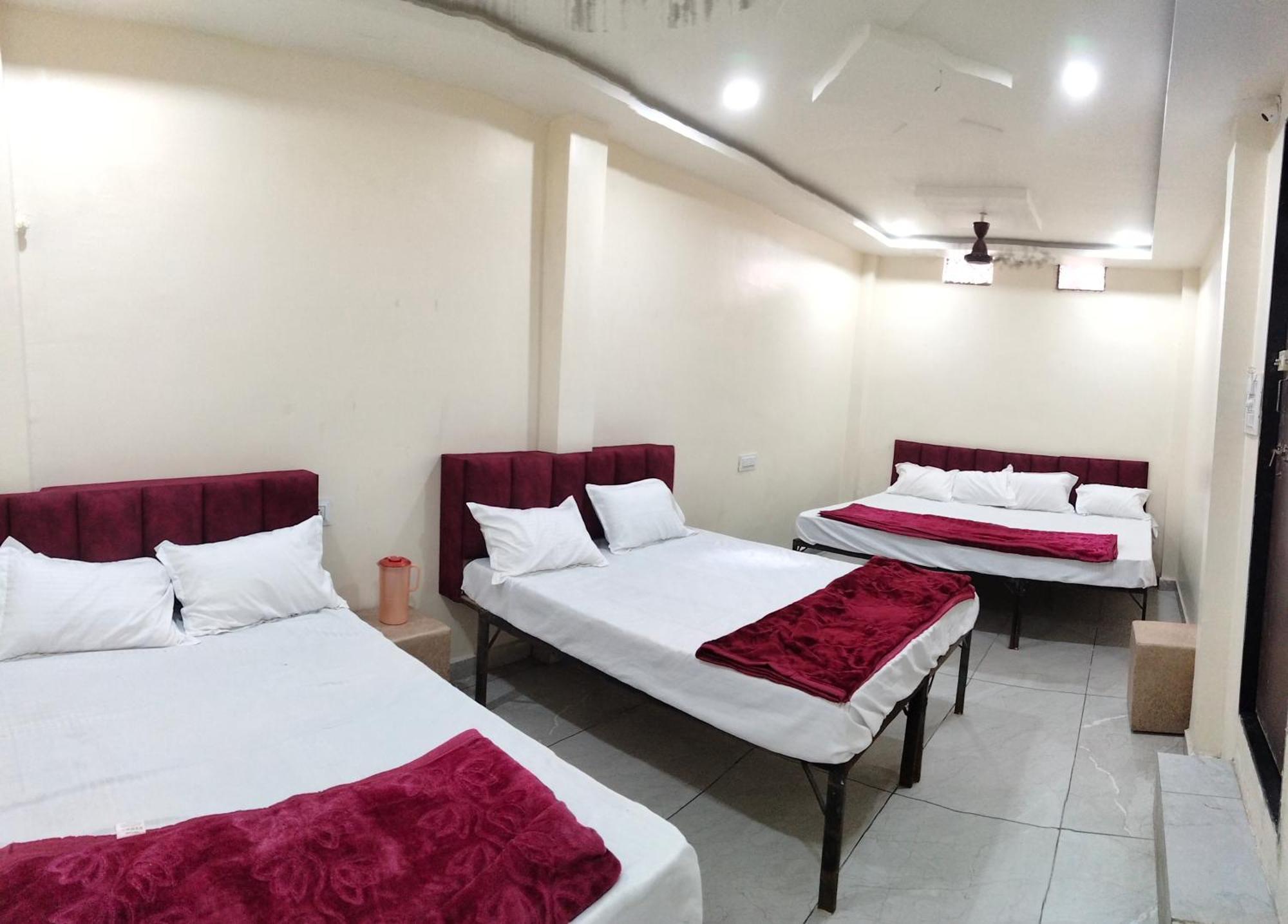 Hotel Raghavan In Front Of Railway Station Platform No 8 Ujjain Exterior foto