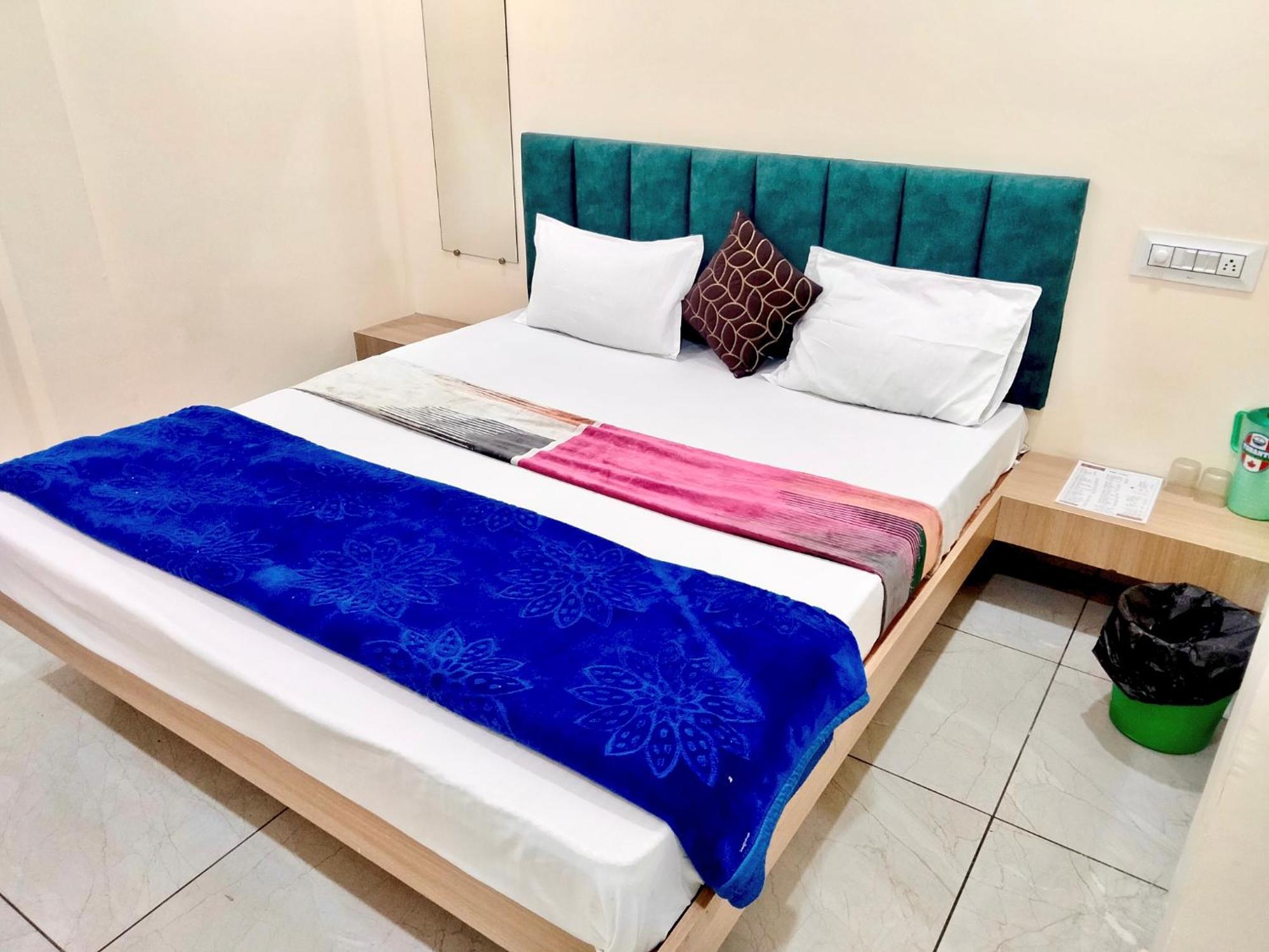 Hotel Raghavan In Front Of Railway Station Platform No 8 Ujjain Exterior foto