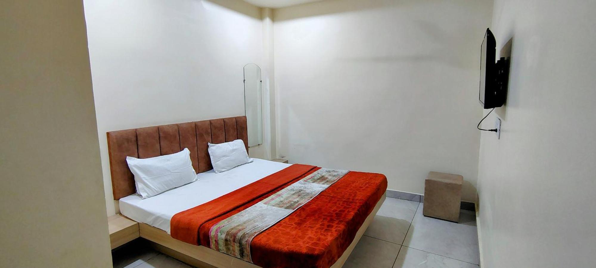 Hotel Raghavan In Front Of Railway Station Platform No 8 Ujjain Exterior foto