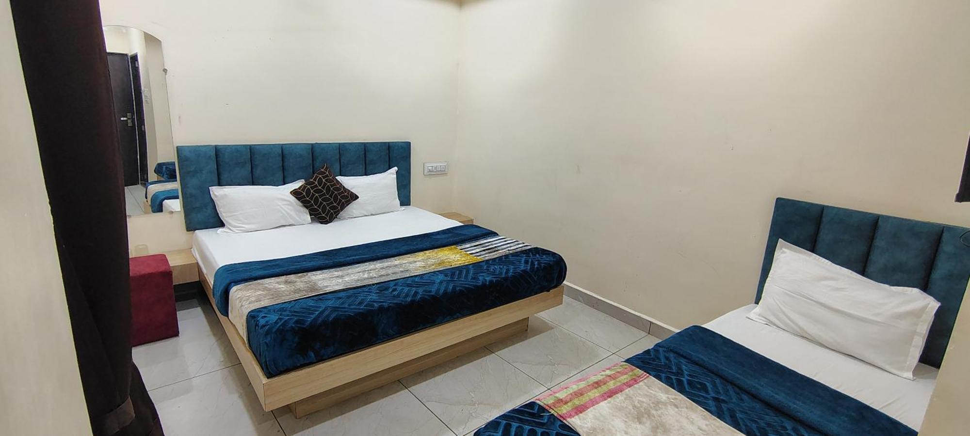 Hotel Raghavan In Front Of Railway Station Platform No 8 Ujjain Exterior foto