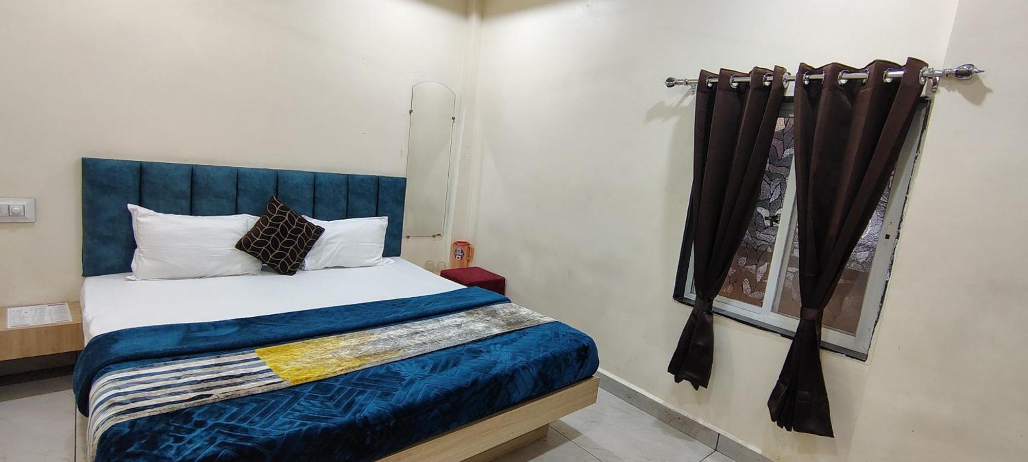 Hotel Raghavan In Front Of Railway Station Platform No 8 Ujjain Exterior foto